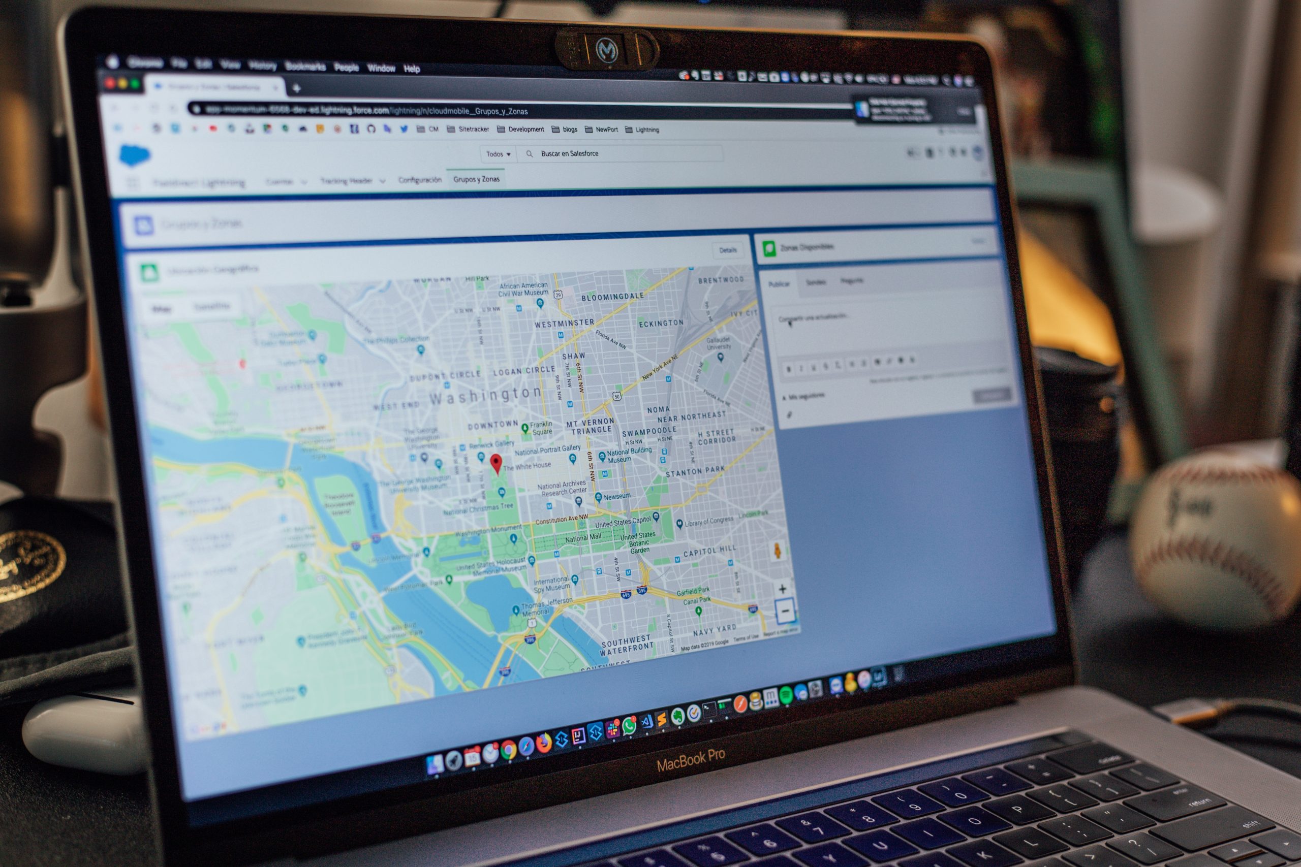 a gps fleet tracking live map view showing on a laptop