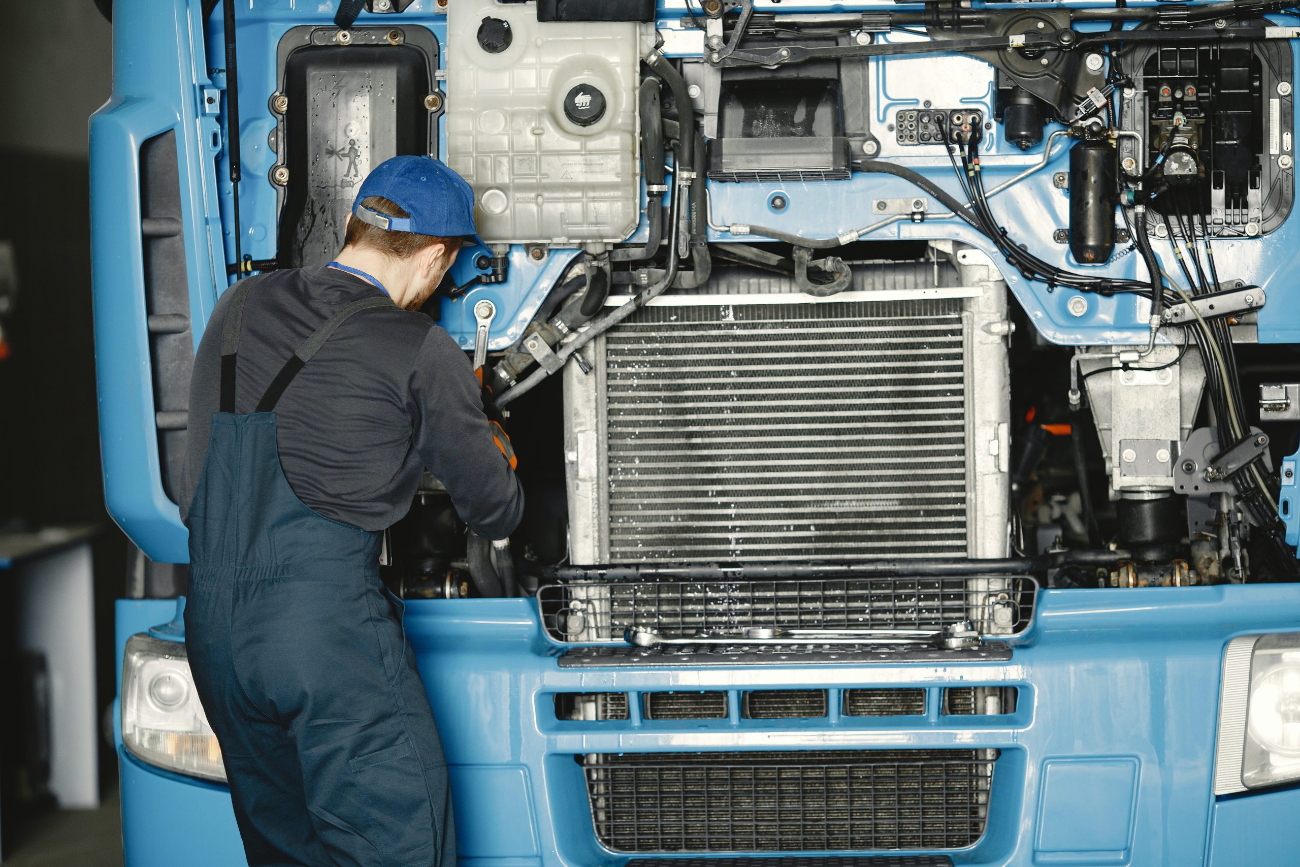 truck mechanic inspecting truck gps fleet tracking dtc codes